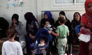 Mujeres refugiadas y niños en el campo de refugiados de Moria, en la isla griega de Lesbos.- REUTERS