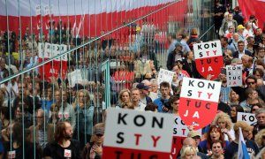 Cientos de personas se manifiestan en Varsovia contra la reforma del Gobierno polaco que atenta contra la separación de poderes y la independencia judicial./REUTERS