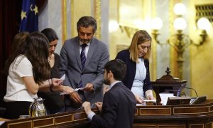 La presidenta del Congreso, Ana Pastor (d) y el resto de miembros de la mesa realizan un recuento de votos tras detectarse dos errores no intencionados en el escrutinio del cuarto pleno extraordinario para completar la renovación del Consejo de Administra