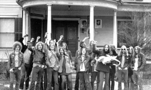 Un grupo de hippies posan junto a la sede del White Panther Party en Ann Arbor, Michigan.- WYSTAN / FLICKR