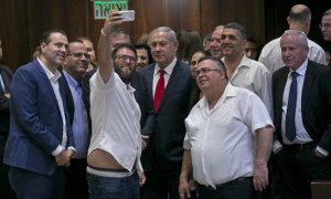 El selfie de Benjamín Netanyahu y otros conocidos diputados del Likud, el embrión de la caricatura. AP/Olivier Fitoussi