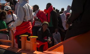 Una mujer espra el traslado al barco María Zambrano, de Salvamento Marítimo, donde pasará la noche. JAIRO VARGAS