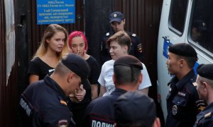 Las Pussy Riot Nika Nikulshina, Olga Kurachiova y Olga Pajtusova, arrestadas en la final del Mundial, detenidas tras salir de prisión - REUTERS