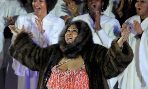 Foto de archivo de la cantante estadounidense Aretha Franklin durante su actuación en la ceremonia de encendido de las luces del árbol de Navidad a las puertas del edificio de la Bolsa de Nueva York (Estados Unidos) el 2 de diciembre de 2009. EFE/Peter Fo