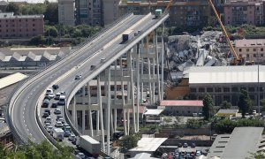 Vista del derrumbado puente Morandi, en la autopista A10, en la ciudad italiana de Génova. REUTERS/Stefano Rellandini