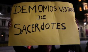 Una pancarta que dice: "demonios vestidos de sacerdotes", durante la manifestación en Santiago de Chile de las víctimas de abusos sexuales por parte de la Iglesia Católica chilena. / Reuters
