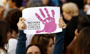 Una mujer sostiene un cartel contra la violencia machista en una manifestación / EFE