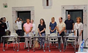 Cientos de concejales, cargos públicos, empleados municipales y ciudadanos de distintos concejos asturianos han guardado hoy un minuto de silencio en recuerdo del concejal de IU de Llanes Javier Ardines. EFE