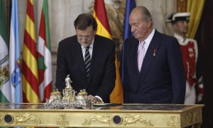 Rajoy y Juan Carlos I firmando la abdicación. EFE