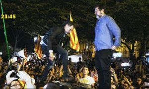 Momento en el que Jodi Sánchez y Jordi Cuixart se suben al jeep de la Guardia Civil aparcado ante la Consejería de Economía en Barcelona, el 20-S, para pedir calma a la multitud. MEDIAPRO