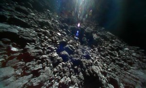 Imagen tomada por uno de los robots saltarines Minerva sobre la superfice del asteroide –Ryugu. /JAXA