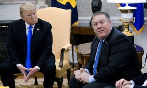 El presidente de EEUU; Donald Trump, y el secretario de Estado, Mike Pompeo, en el Despacho Oval de la Casa Blanca, durante la recepción al pastor protetante Andrew Brunson y su familia tras se liberado por Turquía. EFE/EPA/OLIVIER DOULIERY