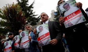 Activistas pro derechos humanos protestan por la desaparición del periodista Jamal Khashoggi ante la embajada de Arabia Saudí en Estambul, Turquía. / REUTERS - MURAD SEZER