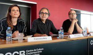 La responsable d'innovació digital de l'Ajuntament de Barcelona, Francesca Bria; el responsable d'Innoació Democràtica, Joan Subirats, i l'organitzador de DECODE Project, Evgueni Morozov. CCCB