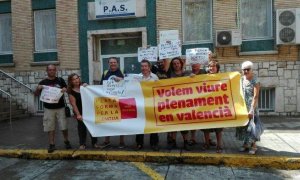 Acció de protesta de la Plataforma per la Llengua a les portes del Centre Sanitari Joan Llorenç, a València, per denunciar cas de ginecòloga que no volia atendre un pacient per parlar valencià