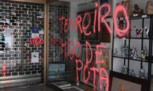 La pintada contra Enrique Tenreiro en la galería de Santiago de Compostela.