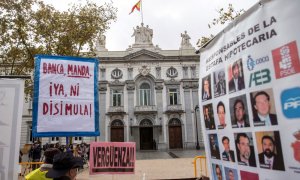 Grupos de personas se concentran ante la sede del Tribunal Supremo que resuelve sobre la sentencia que atribuía a la banca el pago del impuesto de las hipotecas . EFE/Rodrigo Jimenez