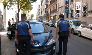 Dos agentes de la Policía Municipal patrullan por las calles del centro de Madrid. Foto Policía Municipal