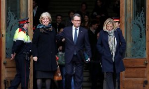 El expresidente de la Generalitat Artur Mas, y las exconselleras Joana Ortega e Irene Rigau, a su salida del TSCJ por el juicio del 9N. EFE/Archivo