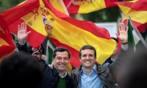 El presidente del PP, Pablo Casado, y el candidato de su partido a la presidencia de la Junta de Andalucía, Juanma Moreno (i), en la clausura de un acto de Nuevas Generaciones de Andalucía. EFE