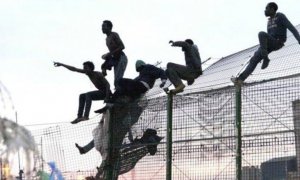 Varios migrantes tratan de saltar la valla fronteriza entre Melilla y Marruecos.- EFE/ARCHIVO