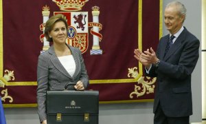 La ministra de Defensa, María Dolores de Cospedal, recibe la cartera de manos de su antecesor en el cargo, Pedro Morenés | EFE