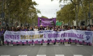 Capçalera de la manifestació contra la violència masclista a Barcelona aquest 25-N. Joel Kashila