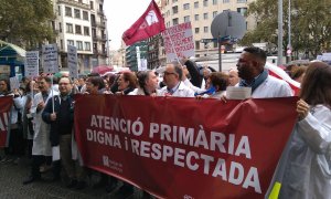 Metges de Catalunya protesten durant la vaga dels treballadors d'atenció primària i metges contra la saturació de feina. @metgescatalunya