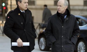 Felipe Benjumea, expresidente de Abengoa (d.) junto con su abogado, en una comparecencia en la Audiencia Nacional. EFE