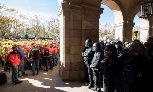 Bombers de la Generalitat durant la protesta de dimecres davant del Parlament, blindat per agents dels Mossos d'Esquadra. EFE / MARTA PÉREZ.