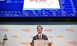 El consejero delegado de Solarpack, Pablo Burgos, interviene en la Bolsa de Bilbao, momentos antes del inicio de la cotización de la empresa de energía solar en el mercado continuo. EFE/Miguel Toña