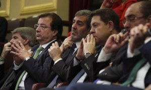 De iz a Dcha: Los presidentes de Aragón Javier Lambán, Castilla La mancha Emiliano García-Page, Canarias Fernando Clavijo (3i), y Extremadura Guillermo Fernández Vara en el hemiciclo del Congreso de los Diputados, en el que se celebra la solemne conmemora