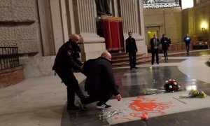 Momento en el que el artista es retirado por el equipo de seguridad cuando estaba haciendo la pintada sobre la tumba de Franco.