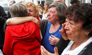 Familiares de extrabajadores de la planta de Ford Motor en Argentina y de víctimas de la dictadura se abrazan tras escuchar la sentencia que condena a exdirectivos de la firma estadounidense. REUTERS / Bernardino Avila