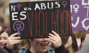 Una pancarta con el lema: "No es abuso, es violación". EFE/Archivo