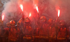 Un grupo de bomberos encienden bengalas en su protesta frente al Parlament, en Barcelona, a finales de noviembre. REUTERS/Albert Gea
