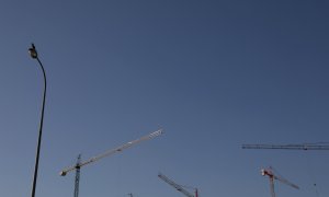 Grúas de edificación son vistas en el cielo en una obra en Madrid.-REUTERS/Susana Vera