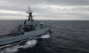El buque patrullero ha sido desplegado en el estrecho de Dover - Twitter de 'HMS Mersey'