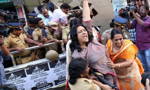 Un muerto y huelga general por la entrada de dos mujeres a sagrado templo hindú/ EFE