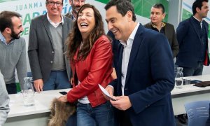 El presidente del PP Andaluz y candidato a la Presidencia de la Junta, Juanma Moreno (d) y la secretaria general del partido en Andalucía, María Dolores López (i), en la reunión de la Junta Directiva Autonómica del PP andaluz, un día después de que haya q