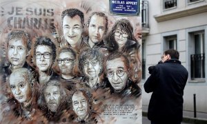 Homenaje a los asesinados en el atentado en la redacción de 'Charlie Hebdo'.- REUTERS / GONZALO FUENTES