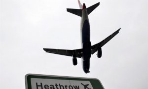 Un avión de la aerolínea British Airways aterriza en el aeropuerto de Heathrow en Londres. - EFE