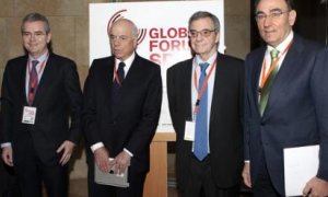 El presidente del BBVA, Francisco González, y el de Iberdrola, el primero por la derecha, Ignacio Sánchez Galán; en el medio, el ex presidente de Telefónica, César Alierta.