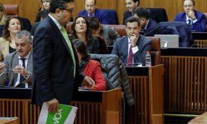 El líder de Vox en Andalucía, Francisco Serrano, pasa ante el candidato Juanma Moreno, en la segunda jornada de la sesión de investidura en el Parlamento de Andalucía. EFE/Julio Muñoz