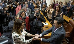 El líder del PP-A, Juanma Moreno, es felicitado por la hasta ahora presidenta del Ejecutivo andaluz, Susana Díaz. - EFE