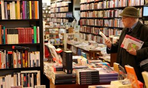 Imagen de archivo de un hombre en una librería/ EFE