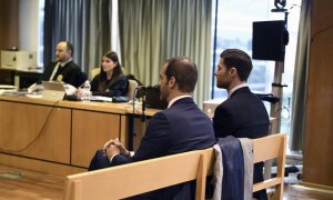 El exjugador del Real Madrid Xabi Alonso (d), este martes en la Audiencia Provincial de Madrid, donde es juzgado por presuntamente defraudar a Hacienda. EFE/ Victor Lerena