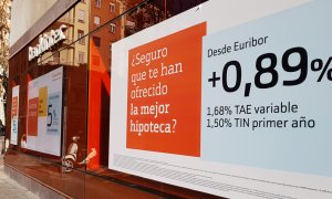 Un anuncio de hipotecas en una oficina de Bankinter en Madrid. PÚBLICO