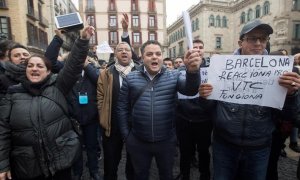 Centenars de conductors dels anomenats VTC concentrats a la plaça Sant Jaume de Barcelona per protestar per la regulació del sector que el Govern ha aprovat aquest dimarts. EFE/Marta Pérez.