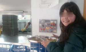 Una alumna deposita su bandeja en la cocina del comedor escolar de Hipatia, en Rivas Vaciamadrid. / PÚBLICO